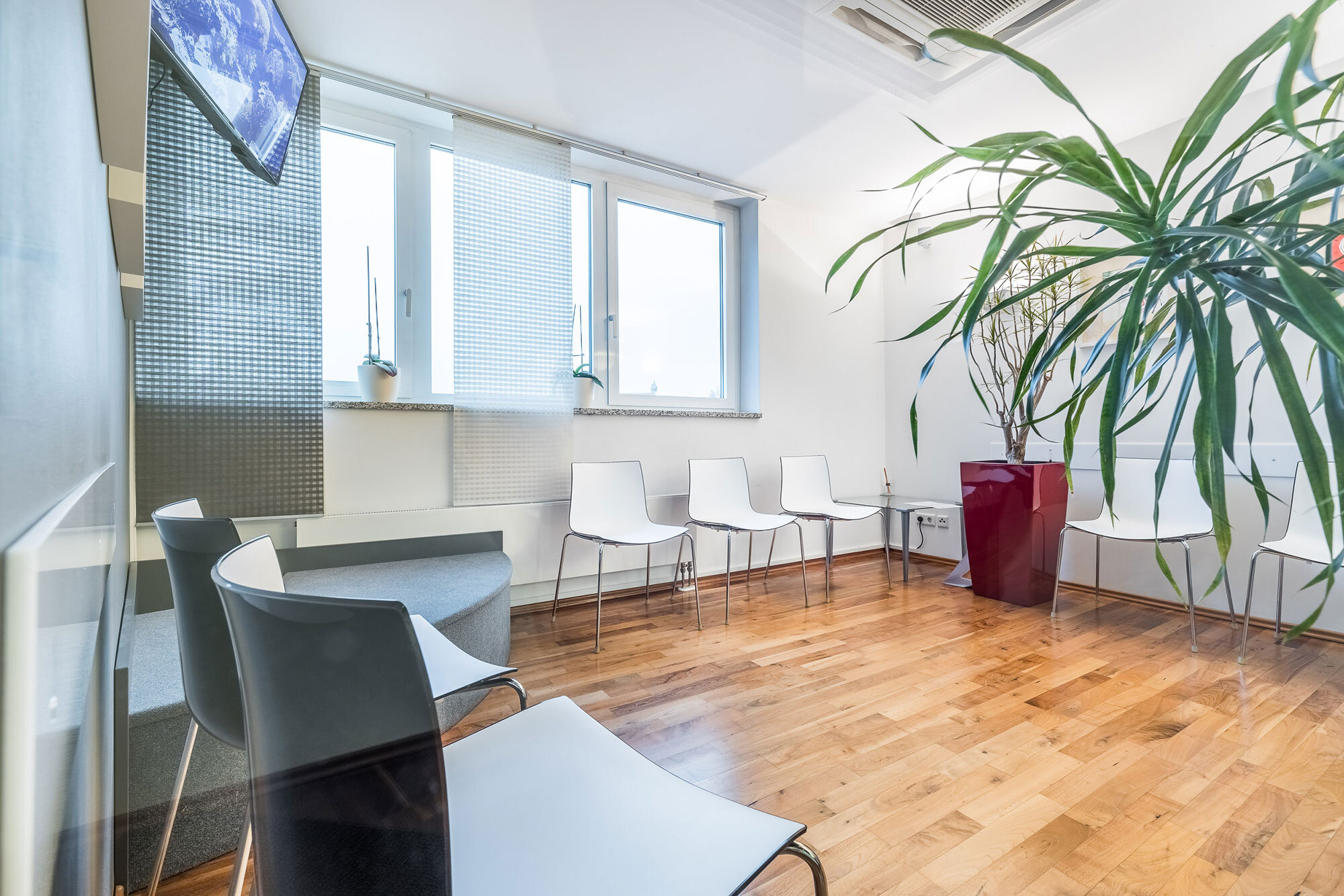 Im Wartezimmer stehen Ihnen ein TV sowie Zeitschriften zur Verf&uuml;gung