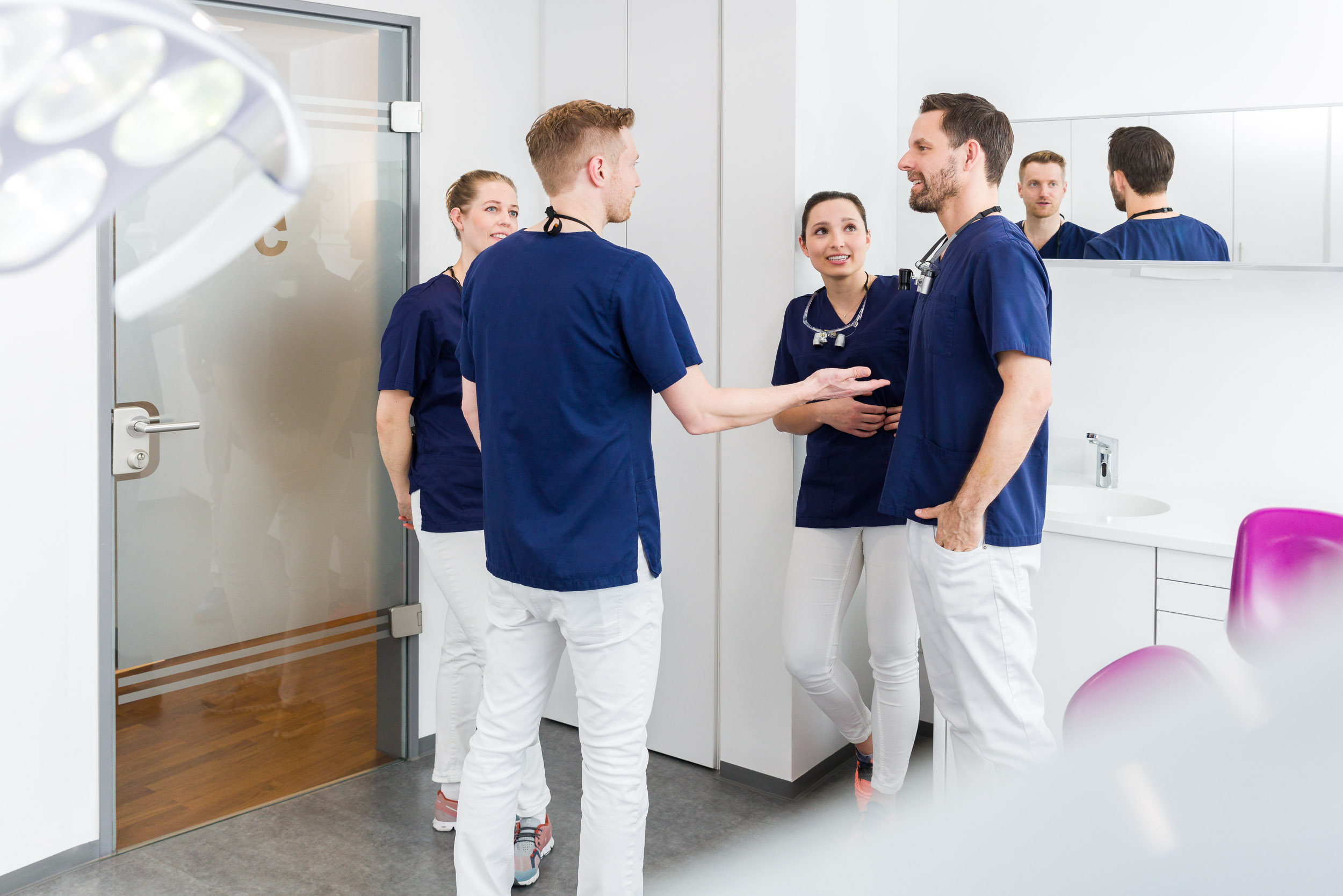 Unsere Zahn&auml;rzte bei der Besprechung