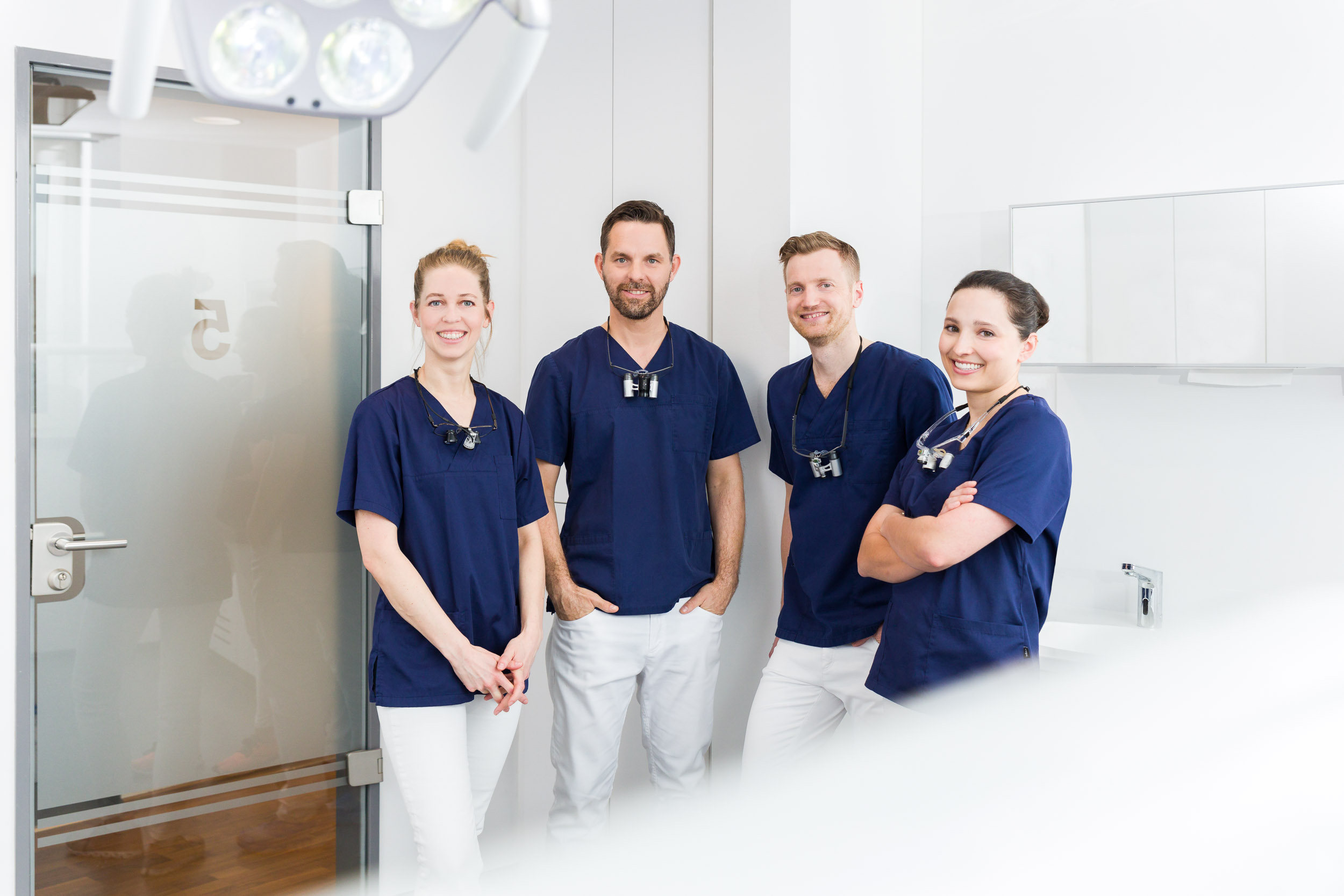 Unsere Zahn&auml;rzte nehmen sich viel Zeit, um die optimale Behandlungsmethode f&uuml;r Sie zu finden.